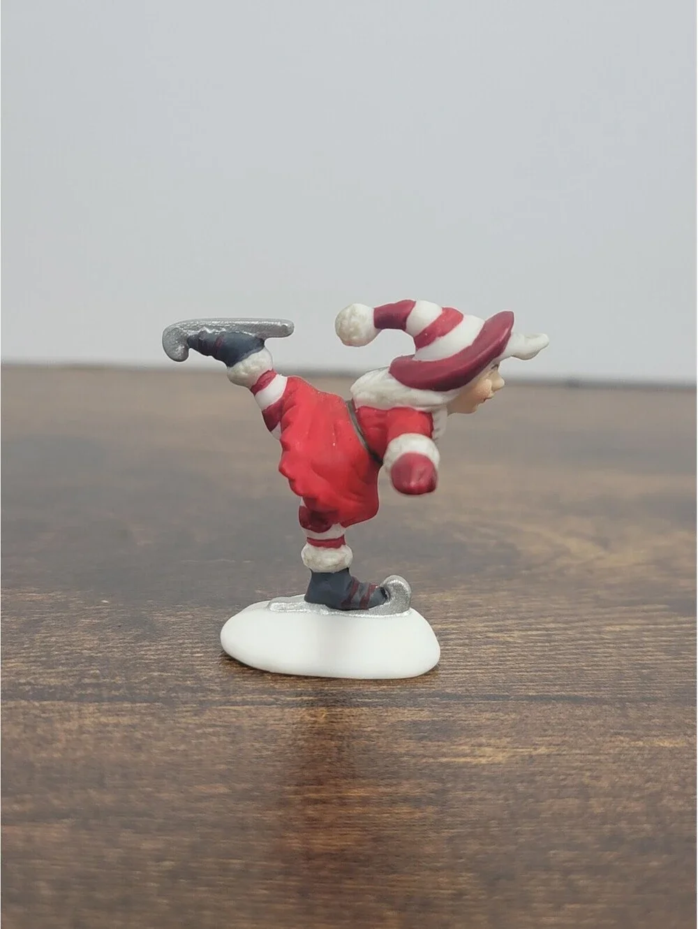 Department 56 Ice Skating Elf Figurine Christmas Decoration